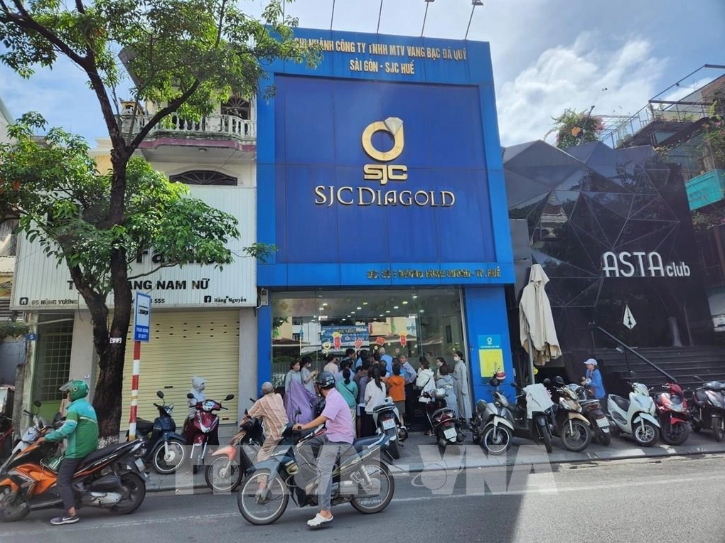 SJC Huế: Cập Nhật Giá Vàng, Xu Hướng Đầu Tư 2026 Người dân mua vàng tại Huế