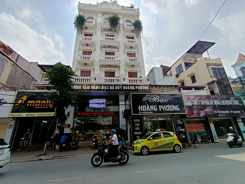 Người dân mua vàng tại tiệm vàng Hoàng Phương