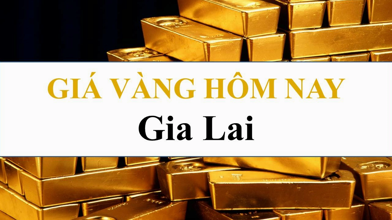Người dân xem giá vàng tại cửa hàng ở Gia Lai