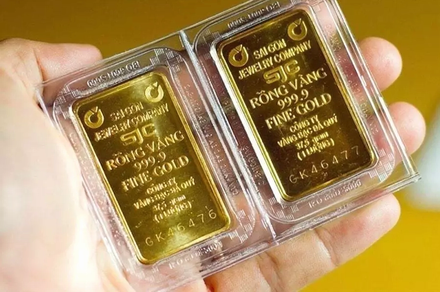Người dân xem giá vàng tại cửa hàng