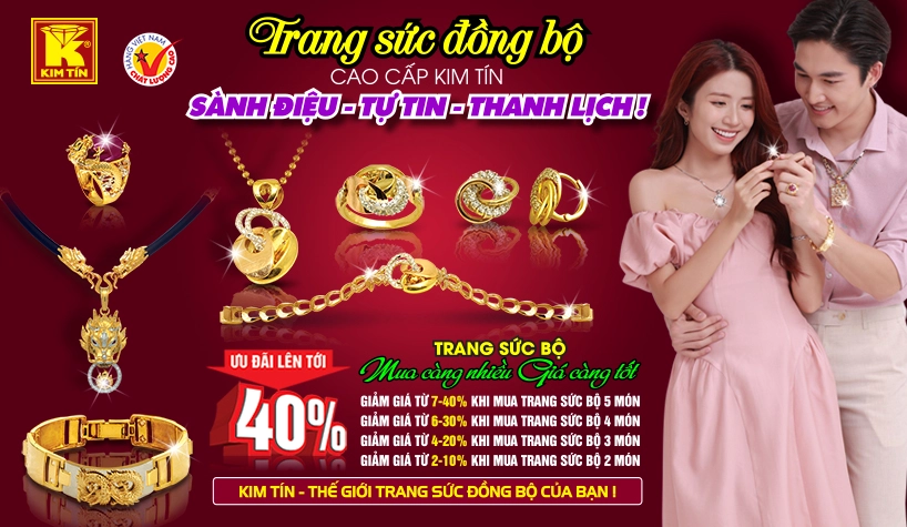 Người dân xem giá vàng tại quầy giao dịch