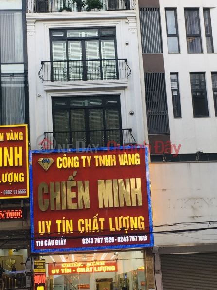 Người dân xem giá vàng