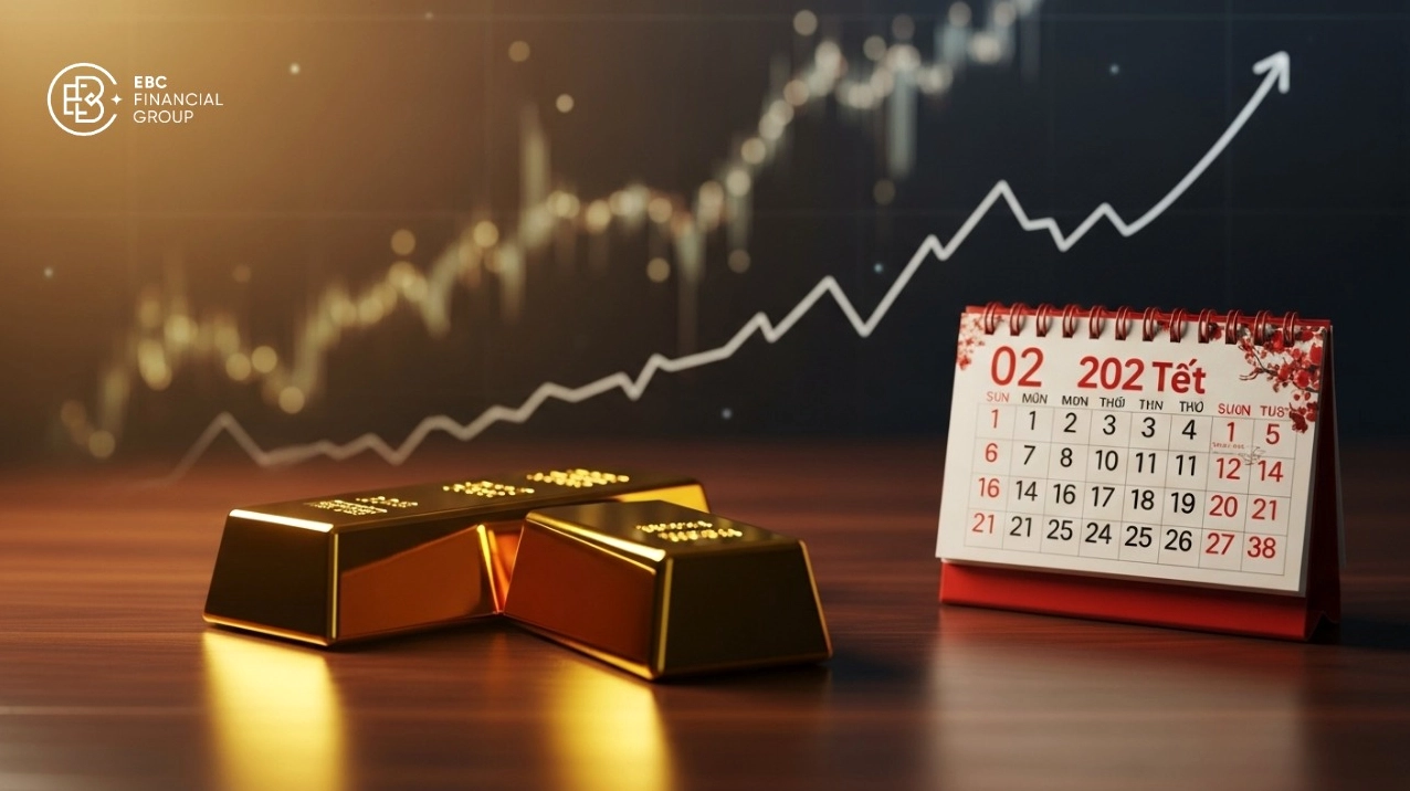 Người dân xem xét mua vàng ngày vía Thần Tài