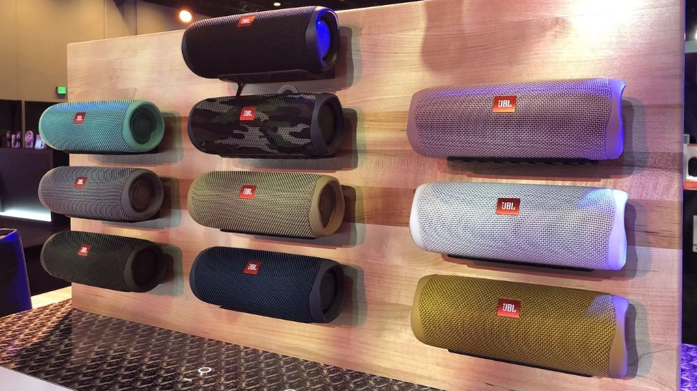 Người dùng thưởng thức âm nhạc với loa JBL