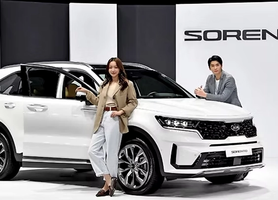 Xe Kia của nước nào? Hé lộ nguồn gốc và lịch sử hãng xe Hàn Quốc Người lái xe Kia tận hưởng tiện nghi nội thất