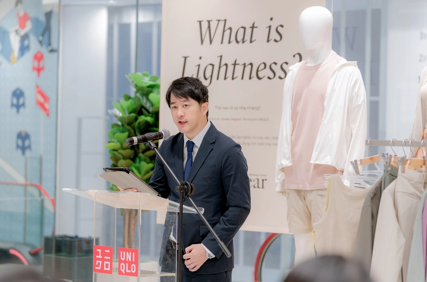 Uniqlo của nước nào? Hé lộ sự thật bất ngờ về thương hiệu thời trang toàn cầu Người mẫu mặc đồ Uniqlo