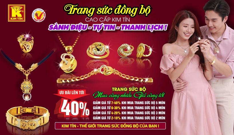 Người phụ nữ đang xem giá vàng