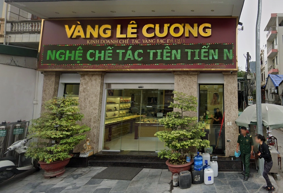 Người phụ nữ xem trang sức vàng tại cửa hàng