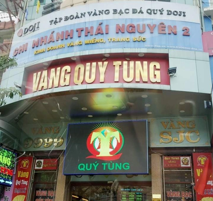 Giá Vàng Hôm Nay Quý Tùng: Cập Nhật Mới Nhất 2026 Người tiêu dùng xem giá vàng tại cửa hàng Quý Tùng