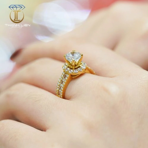 Nhẫn cầu hôn vàng 18K thiết kế tinh xảo tại Vàng Thành Liên
