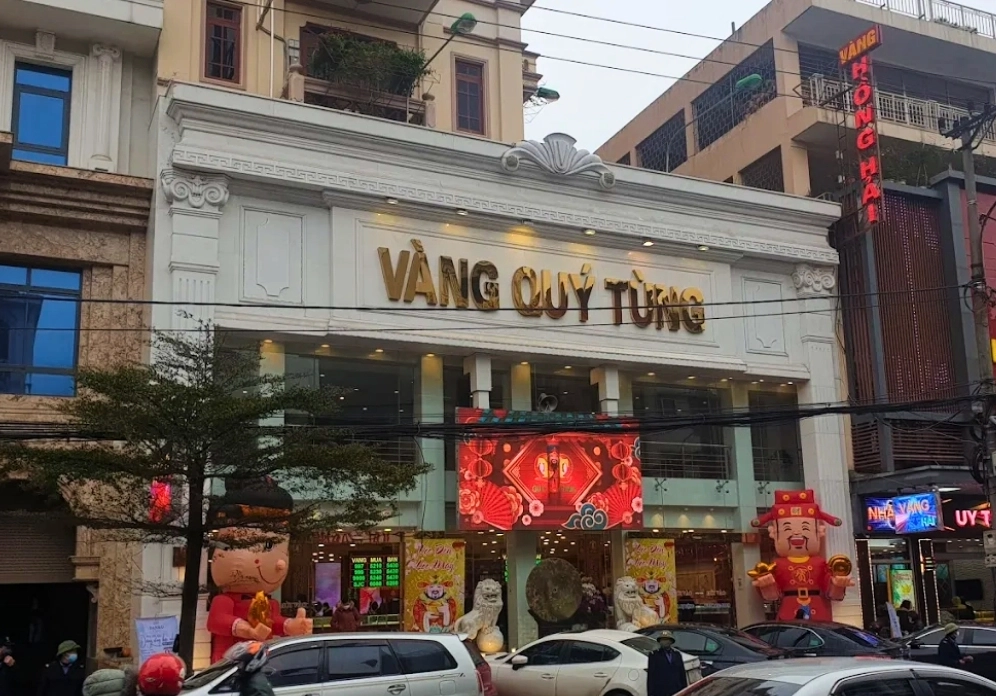 Tiệm Vàng Quý Tùng Thái Nguyên: Uy tín và Chất lượng Vượt Thời Gian Nhân viên Tiệm Vàng Quý Tùng tư vấn cho khách hàng