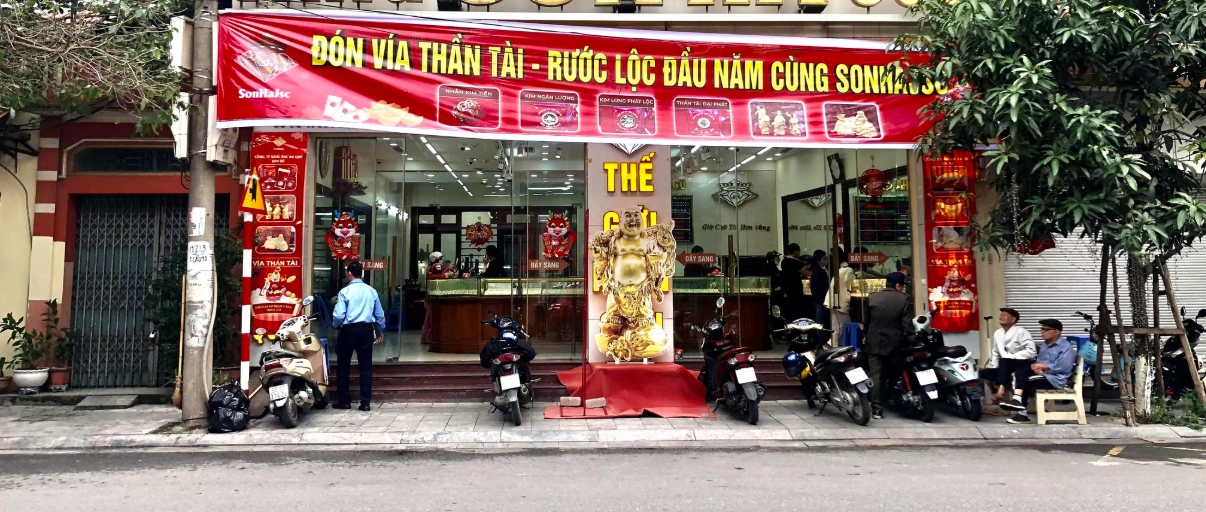 Nhân viên tư vấn Vàng Sơn Hà hỗ trợ khách hàng