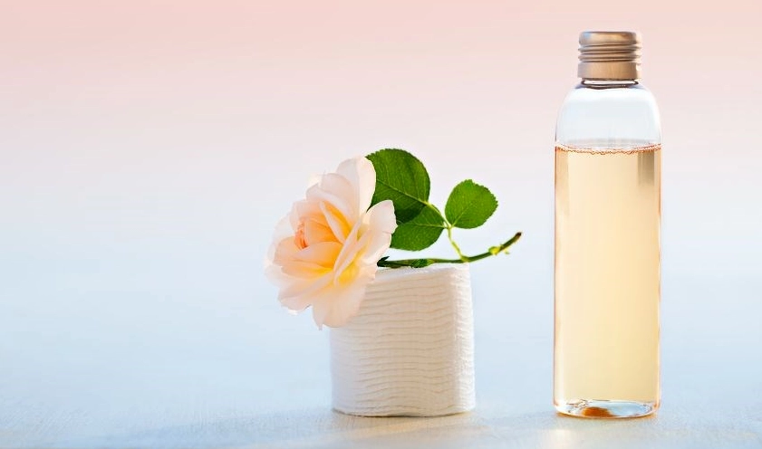 Sử Dụng Nước Hoa Hồng Vào Lúc Nào Để Đạt Hiệu Quả Tốt Nhất? Nước hoa hồng hỗ trợ quy trình dưỡng da ban đêm