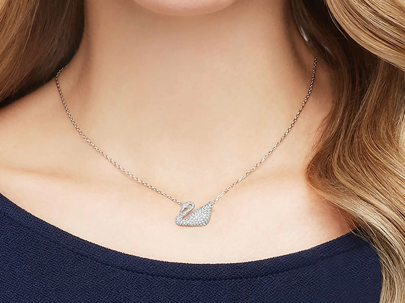 Swarovski của nước nào? Lịch sử và Sự thật Bất ngờ 2026 Đồng hồ Swarovski với mặt số đính pha lê