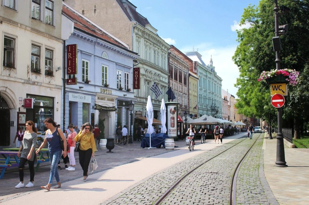 Slovakia là nước nào? Khám phá chi tiết về quốc gia Trung Âu xinh đẹp Phố Hlavná ở Košice, Slovakia