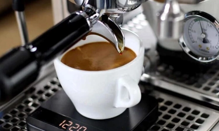 Nguồn Gốc Cà Phê Espresso: Hành Trình Từ Ý Đến Toàn Cầu Quán cà phê Ý với máy pha espresso