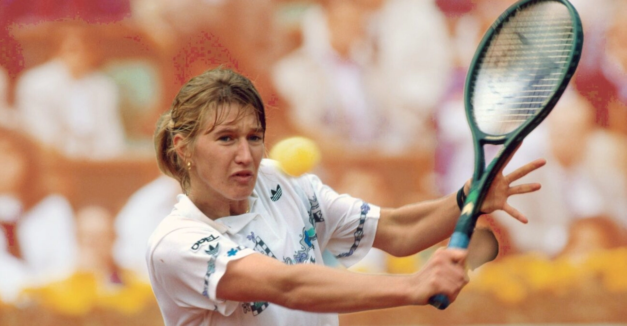 Steffi Graf: Nữ VĐV Quần Vợt Vĩ Đại Nhất Thế Kỷ 20 Là Người Nước Nào? Steffi Graf cùng chiếc cúp Grand Slam danh giá
