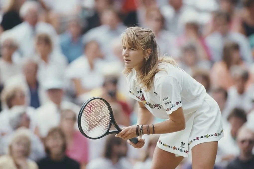 Steffi Graf: Nữ VĐV Quần Vợt Vĩ Đại Nhất Thế Kỷ 20 Là Người Nước Nào? Steffi Graf trong một trận đấu biểu tượng