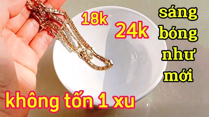 Bí Quyết Làm Sáng Vàng 18k Như Mới: Hướng Dẫn Chuyên Sâu 2026 Sử dụng bàn chải lông mềm làm sạch trang sức vàng