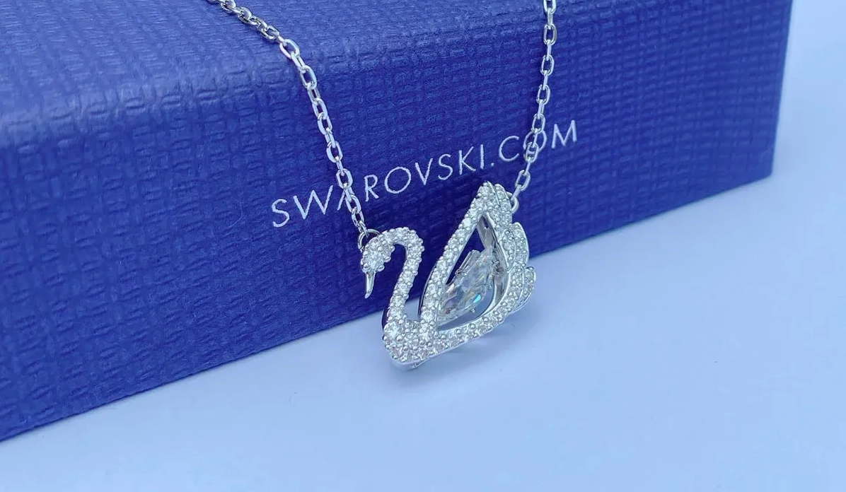 Swarovski của nước nào? Lịch sử và Sự thật Bất ngờ 2026 Trang sức Swarovski tinh xảo