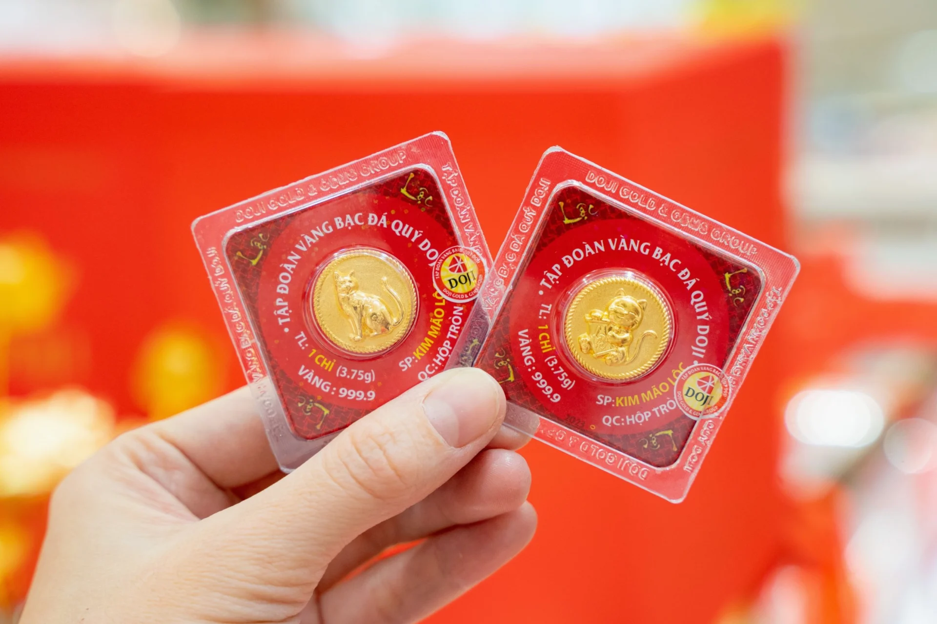 Vàng Doji Đà Nẵng 2026: Cập Nhật Giá, Mẫu Mã & Lời Khuyên Đầu Tư Trưng bày sản phẩm vàng tại cửa hàng Doji