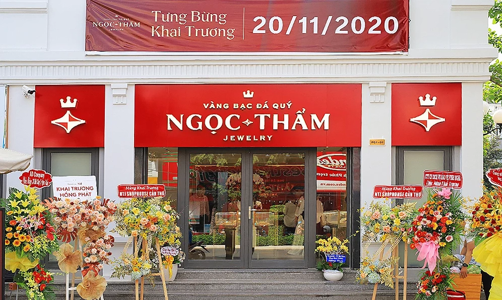 Tư vấn viên tại Tiệm Vàng Ngọc Thẩm hỗ trợ khách hàng lựa chọn trang sức