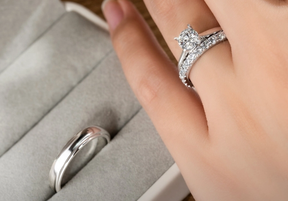 Vàng trắng 18k có bị đen hay xỉn màu