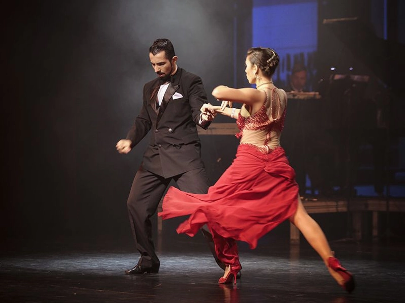 Đất nước nào là quê hương của điệu nhảy Tango? Vũ công Tango biểu diễn đầy đam mê