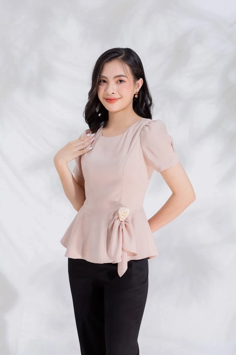 Áo hai dây lụa mềm mại tạo vẻ ngoài quyến rũ