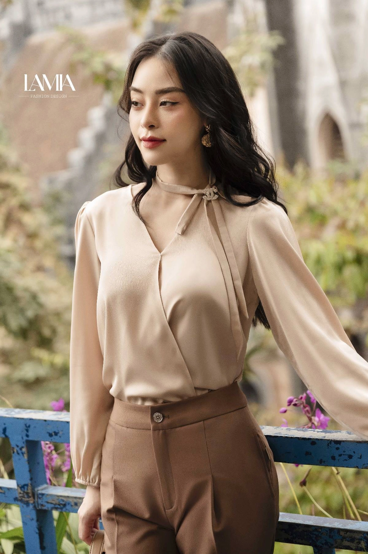 Top Kiểu Áo Đẹp 2026: Xu Hướng Thời Trang Đỉnh Cao Cho Nàng Áo sơ mi cách điệu với chi tiết thắt nơ