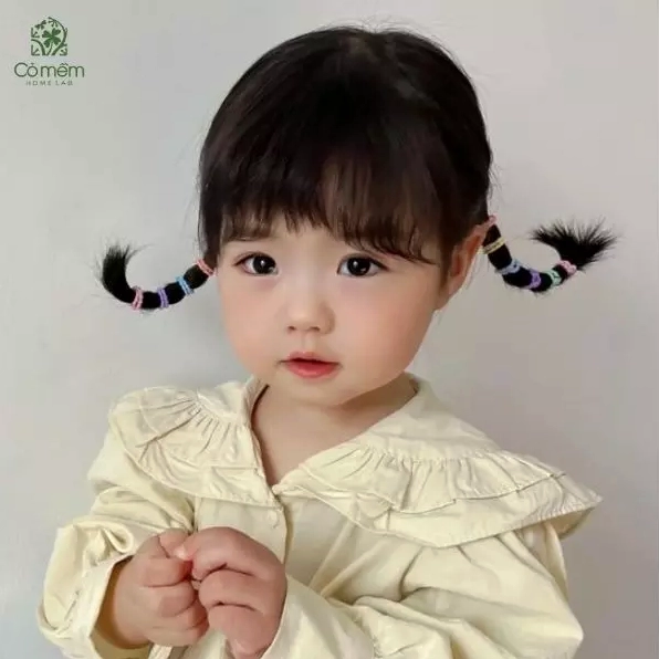 Bé gái với kiểu cột tóc hai bên đáng yêu