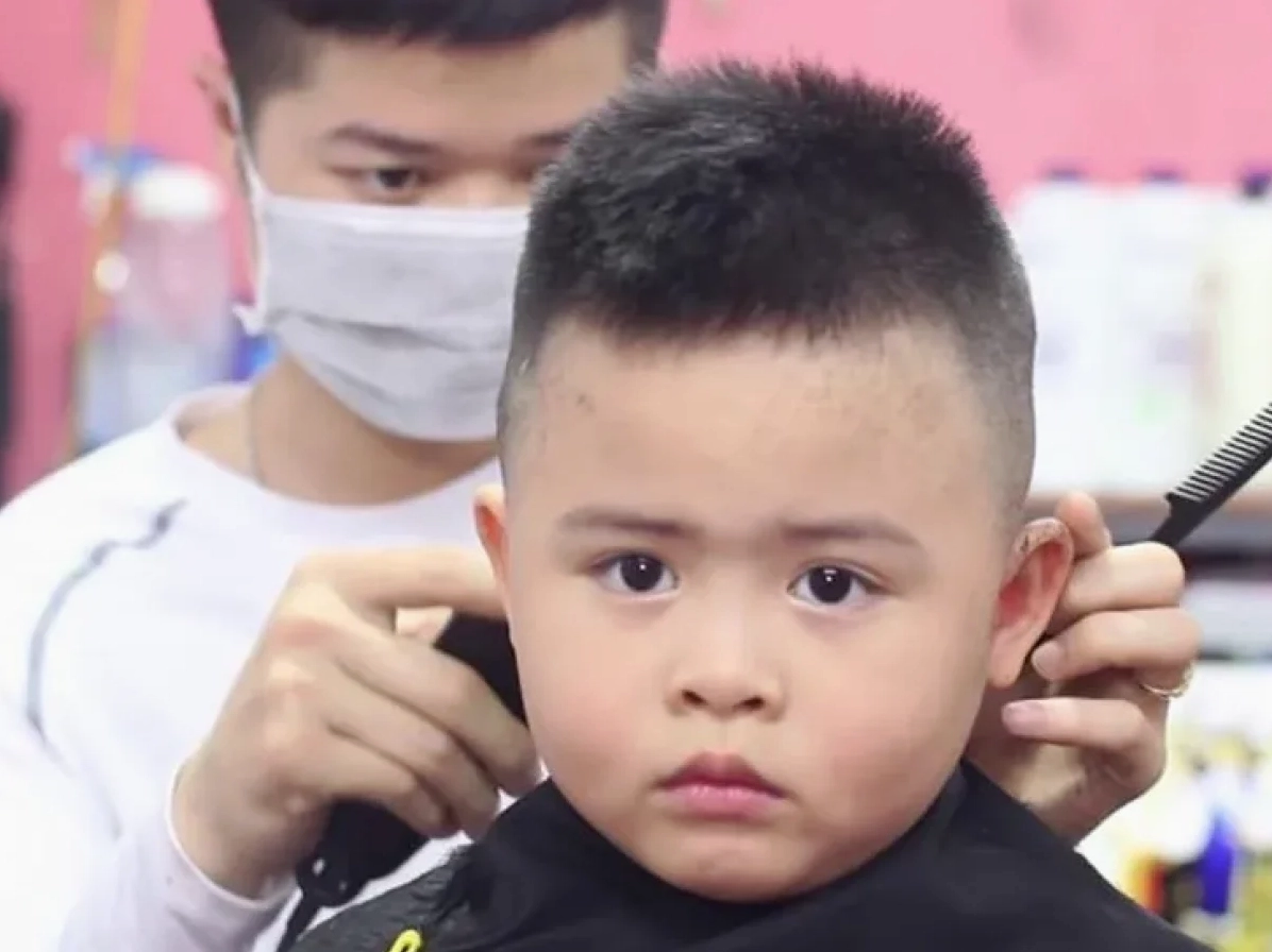 Kiểu tóc cho bé trai ít tóc: Lựa chọn nào hoàn hảo 2026? Bé trai với kiểu tóc Quiff ngắn
