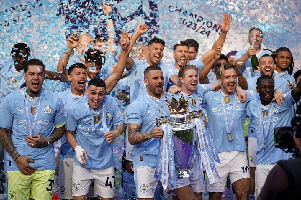 Các cầu thủ Man City ăn mừng bàn thắng