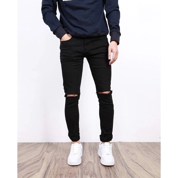 Cận cảnh chi tiết vết rách trên quần jean nam