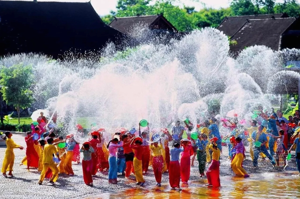 Cảnh người dân vui đùa với nước trong lễ hội Songkran