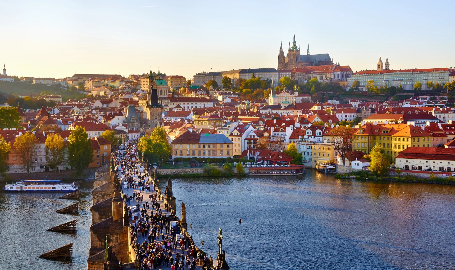 Cầu Charles và Lâu đài Praha nhìn từ sông Vltava