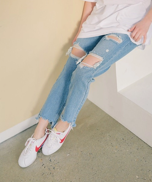 Chuẩn bị quần jean và dụng cụ cắt