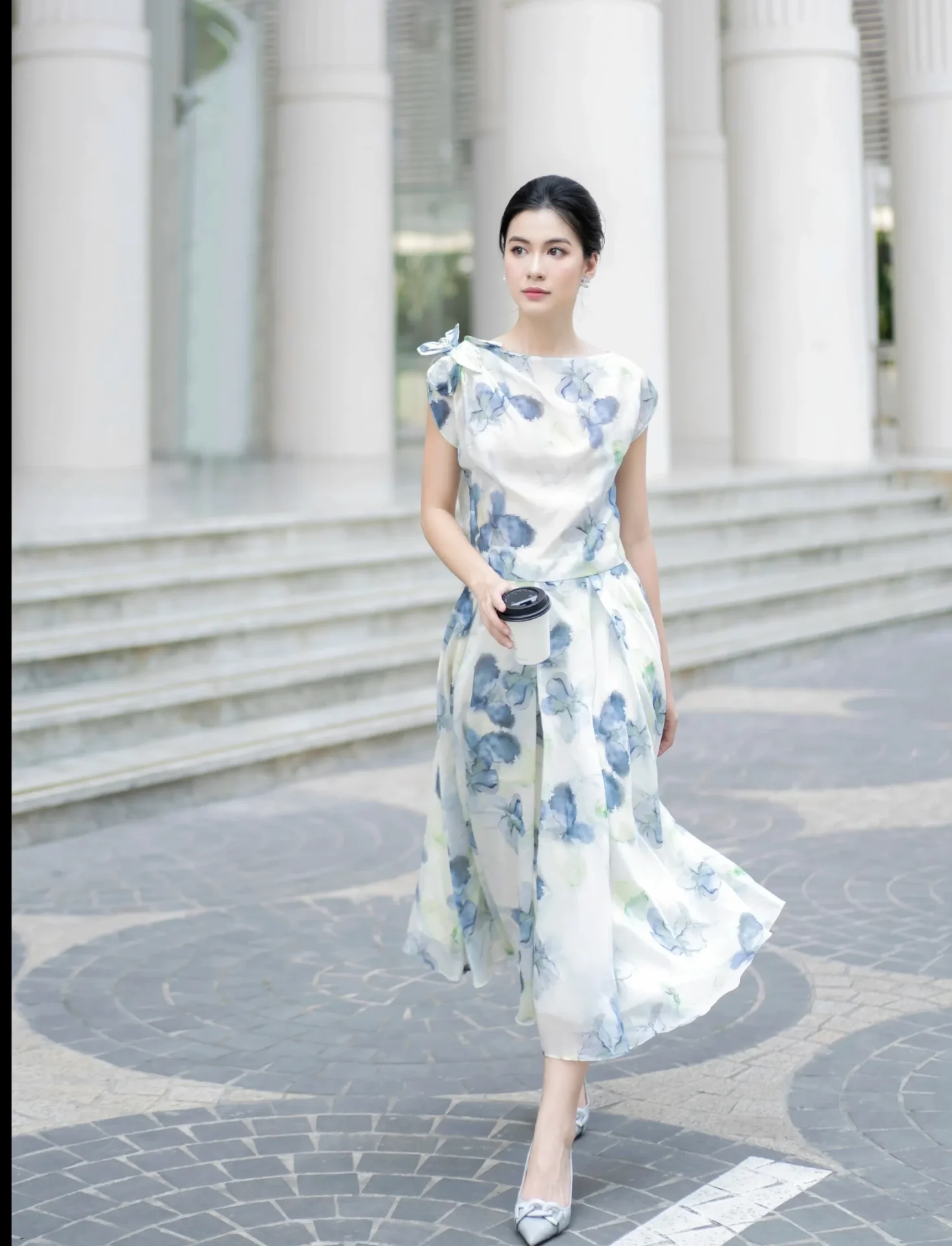 Mẫu Váy Đẹp 2026: Xu Hướng và Lựa Chọn Hoàn Hảo Cho Phái Nữ Cô gái diện mẫu váy đẹp dạo phố