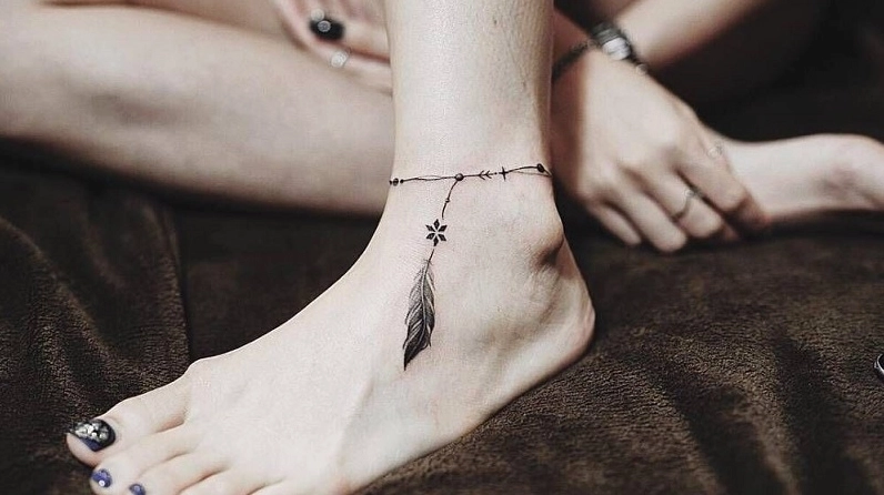 Cô gái khoe hình xăm tinh tế ở cổ chân