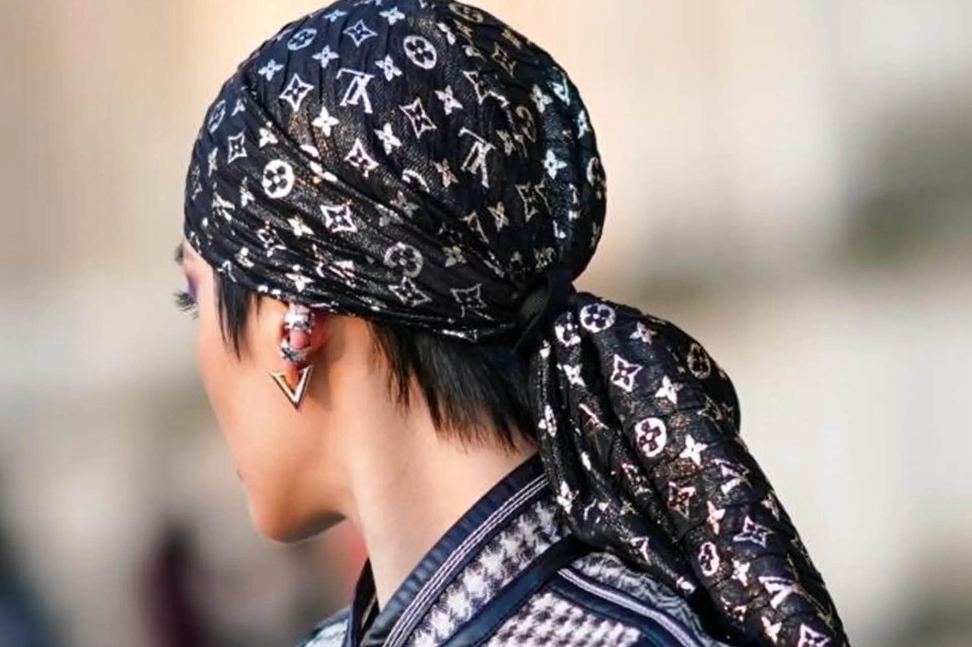 Cô gái mặc áo crop top từ khăn bandana