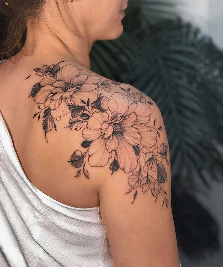 Cô gái với hình xăm hoa văn tinh tế trên vai