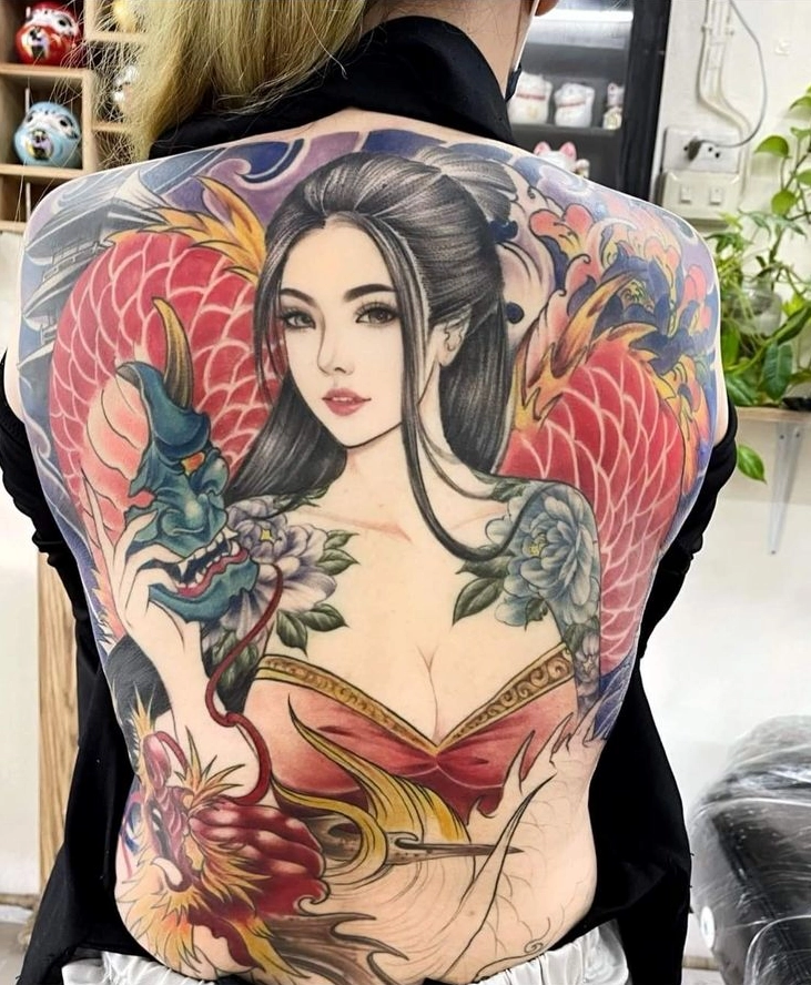 Hình xăm full lưng phong cách anime cho nữ