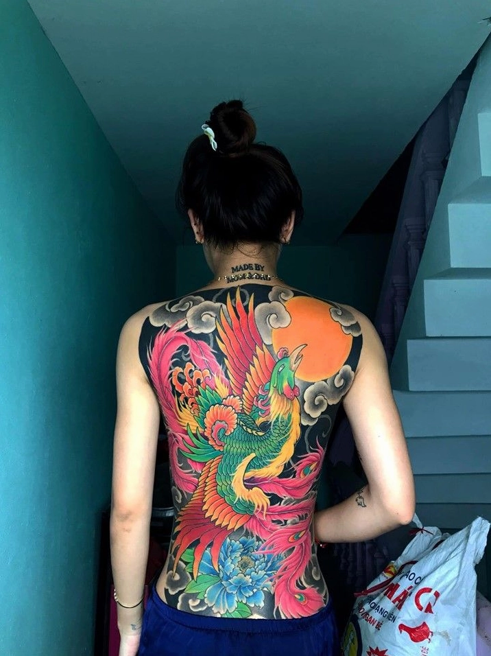 Hình xăm full lưng phong cách hoa văn cho nữ