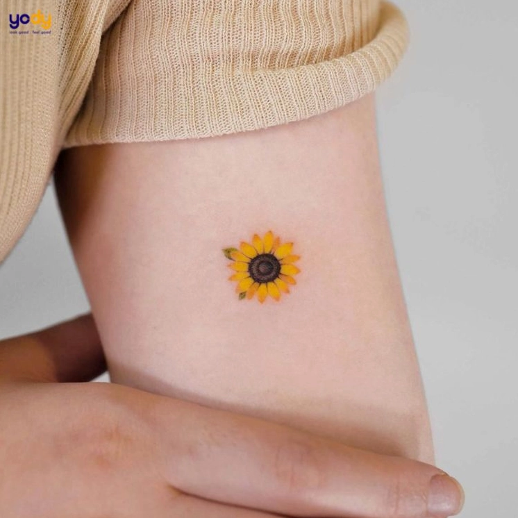 Hình xăm hoa hướng dương nhỏ cho nữ tinh tế