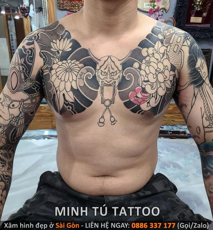 Hình Xăm Nhật Cổ Ở Ngực: Biểu Tượng Sức Mạnh & Nghệ Thuật Hình xăm hoa mẫu đơn và sóng nước Nhật cổ trên ngực