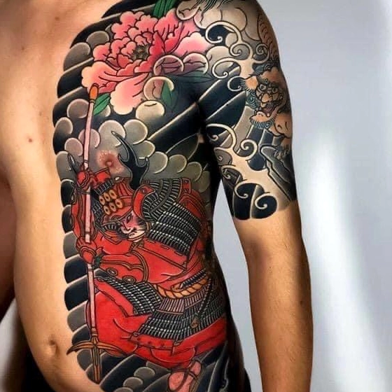 Hình xăm Nhật Cổ Nửa Bụng với các họa tiết rồng và hoa anh đào