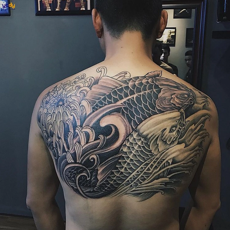 Hình xăm nửa lưng trên với họa tiết mandala ấn tượng