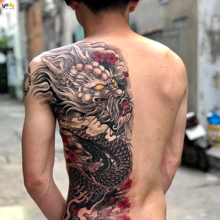 Top Hình Xăm Nửa Lung Đẹp 2026: Nghệ Thuật Lưng Đầy Ấn Tượng Hình xăm nửa lưng với phong cách tối giản