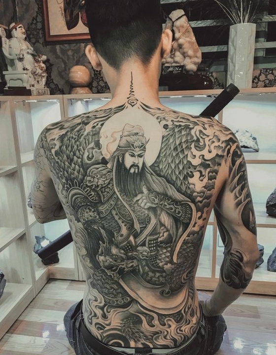 Hình Xăm Quan Vũ Kín Lưng: Biểu Tượng Quyền Lực Và Trung Nghĩa Hình xăm Quan Vũ hùng dũng trên lưng