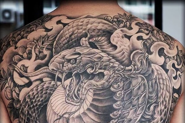 Hình xăm rắn và hoa văn độc đáo
